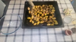 МОЛОДАЯ КАРТОШКА В КОЖУРЕ В ДУХОВКЕ С ХРУСТЯЩЕЙ КОРОЧКОЙ! new potatoes in the oven