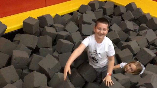 JumpWorld Trampoline Park Soft Play Area Kids React Sponge Pool FunAndRoll смотреть онлайн