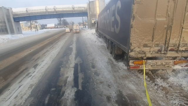 Вытаскиваем коллегу, ушел с дороги, зима суровая!!!