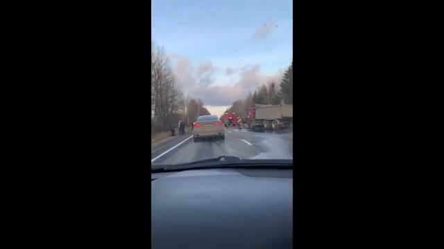 В Тверской области лоб в лоб столкнулась легковушка с фурой