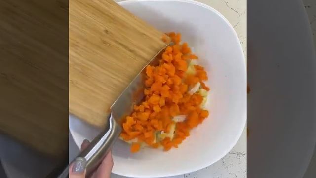 ?Крабовый салат с кукурузой, огурцом и рисом достаточно популярен в России.. ? смотреть онлайн