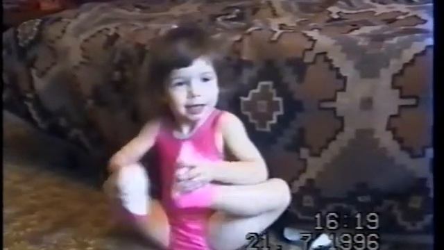 Ноги за уши. Супер растяжка у малышки.