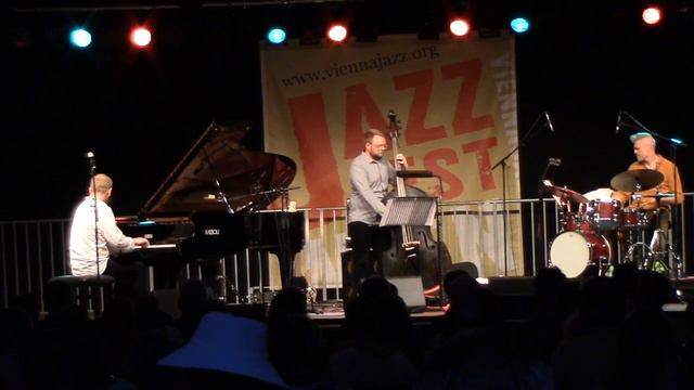 Grandma's Wrinkles - Arni Karlsson Trio смотреть онлайн