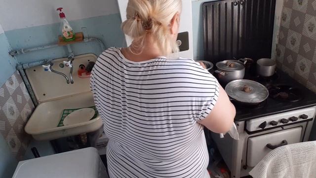 БОГАТЫЙ ОБЕД БЕДНЯКА. ЖАРИЛА РЫБУ ЗУБАТКУ И РАССЕРДИЛАСЬ. смотреть онлайн