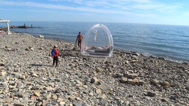 в Анапе сегодня на пляже загорают в шариках смотреть онлайн