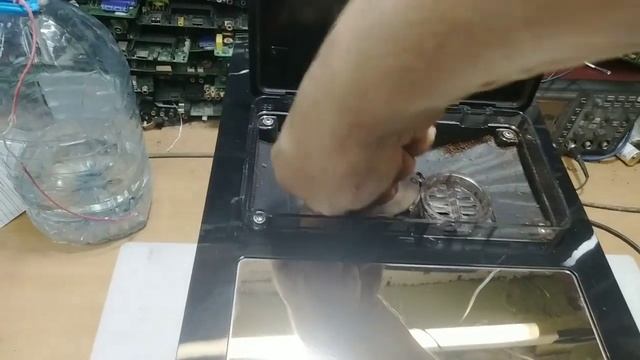 Polaris PACM2060 сбрасывает сухое кофе. Настройка жерновов кофемолки. смотреть онлайн