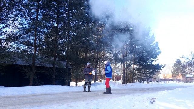 Кипяток на морозе 🥶 -30°С ❄ Горячая вода замерзает быстрее холодной ❄ Russian Village Life In Winte