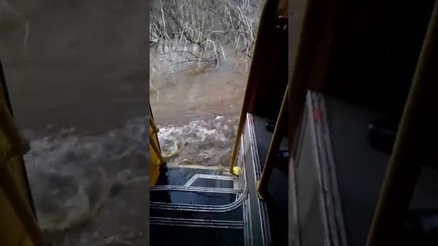 В Усть-Уйскую СОШ учеников привозят через воду смотреть онлайн