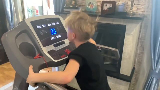 Маленький ребёнок выполняет нормативы военнослужащих!!! смотреть онлайн