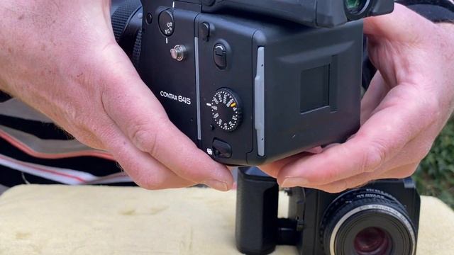 Medium format film camera showdown: Contax 645 vs Pentax 645NII (body/shutter comparison) смотреть онлайн