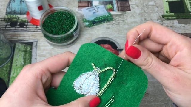 Брошь ПОДСНЕЖНИК. Маленькая нежная брошка из бисера. БРОШЬ-ЦВЕТОК смотреть онлайн