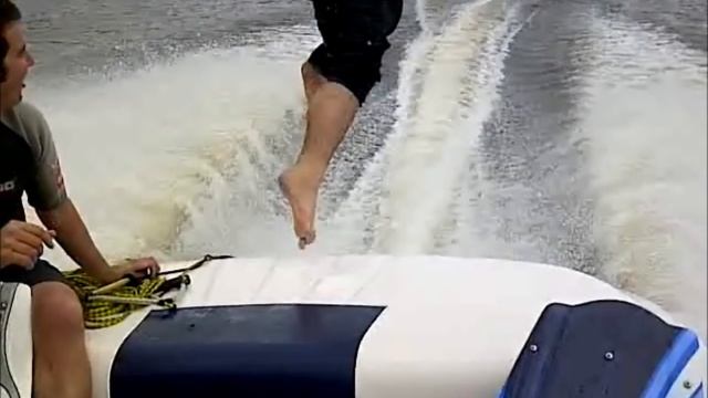 Big Kitty Jumps off Boat at 40MPH смотреть онлайн