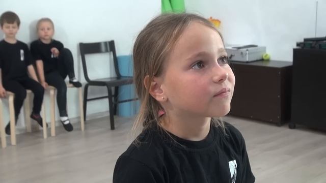 Младшие Техника кино Рассмотреть , но не смотреть в камеру 1 смотреть онлайн