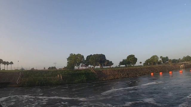 OVERSLOT SNOOK IN FRESHWATER BACK TO BACK ON ARTIFICIAL, SPILLWAY FISHING смотреть онлайн