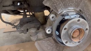 Замена колодок стояночного тормоза BMW 530d GT, 730d, X5, X6  (F07, F01, F02, E70, E71)