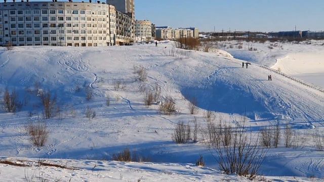 Воркута 2020. Солнечный день. Спустилась по тиманской тропинке к реке. смотреть онлайн