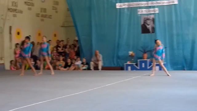 Юные спортсменки-акробатки смотреть онлайн