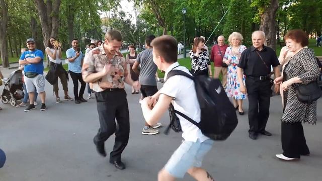 Танцевальный батл!!! Веселые танцы в саду Шевченко,Харьков,май 2021. смотреть онлайн