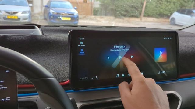 איך להעביר שירים דרך הגה במכונית Geely Geometry C смотреть онлайн