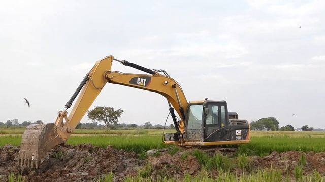 អេស្កាវ៉ាទ័រកាយដី - Excavator 2018 CAT320 VS 2017CAT 318D2L Mud Digging, Bagger320, Bagger318D2L смотреть онлайн