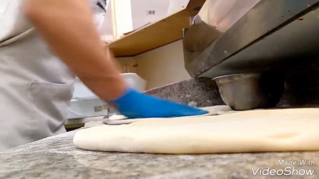 Кафе - піцерія "Palermo". Розкатка тіста на піцу руками/Pizza making by hand/раскатка теста смотреть онлайн