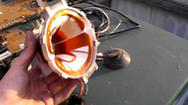 easy money -- scrapping CRT TV - (PCB and copper recycling) смотреть онлайн