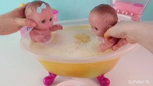 Куклы Пупсики купаются в ванной с водяными бомбочками. Чуть не затопили ванную комнату.Зырики ТВ