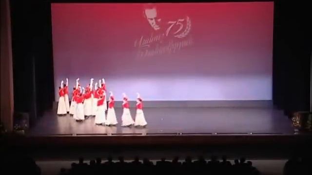 Vanoush Khanamerian Dance School - Tavigh Par - Armenian Traditional Dance смотреть онлайн