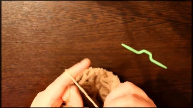 Шапка вязаная спицами с пампоном смотреть онлайн