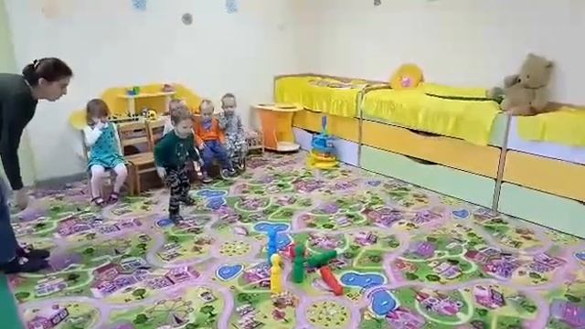Фізкультура: граємо в кеглі в яслах смотреть онлайн