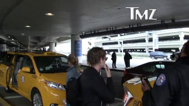 Kristen Stewart Hasn't Flipped Back to Team Robert Pattinson смотреть онлайн