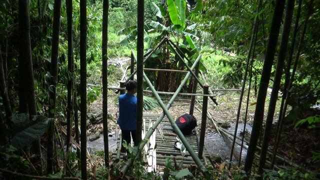 4 Days Solo Bushcraft - roof rework - stairs - living alone in the woods - part 2 смотреть онлайн