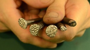 Штампы для кожи за 5 минут из гвоздей на коленке.