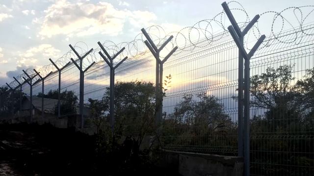 Монтаж забора из 3д сетки и профилированного листа смотреть онлайн