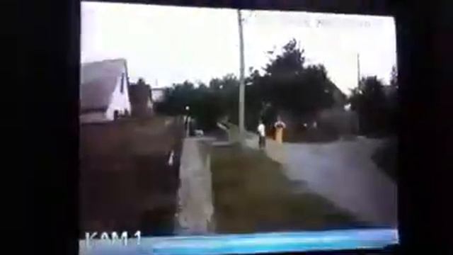 Соседка на закате, что-то подсыпает под участок смотреть онлайн