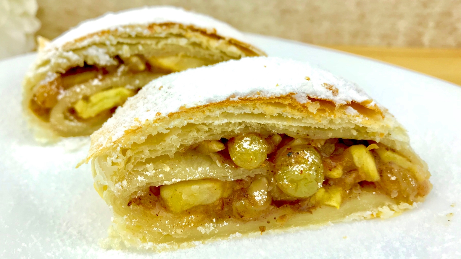 Вкусный штрудель с яблоками . Рецепт яблочного штруделя из слоеного теста .mp4 смотреть онлайн