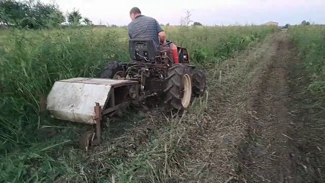 Косимо картоплю. Саморобний мульчер (на ланцюгах) від ВОМ до мінітрактора. Mitsubishi MT16. смотреть онлайн
