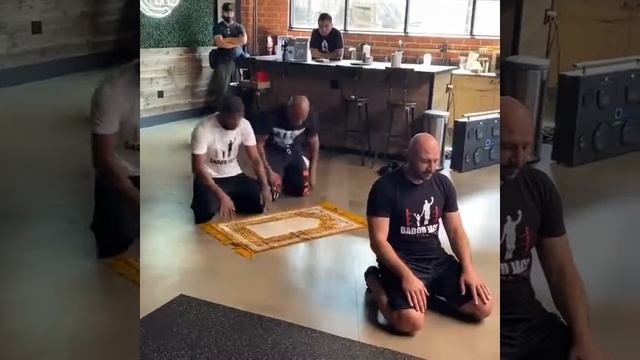 Los Angeles в одном кафе двери написали собакам и мусульманам сюда запрещено ты там Тайсон читает н смотреть онлайн