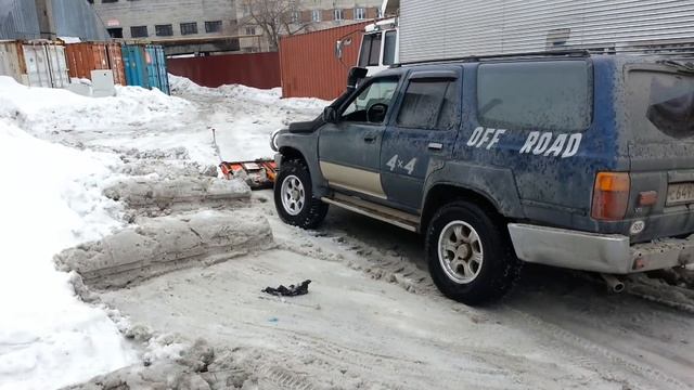 Тойота чистит снег самодельным отвалом смотреть онлайн