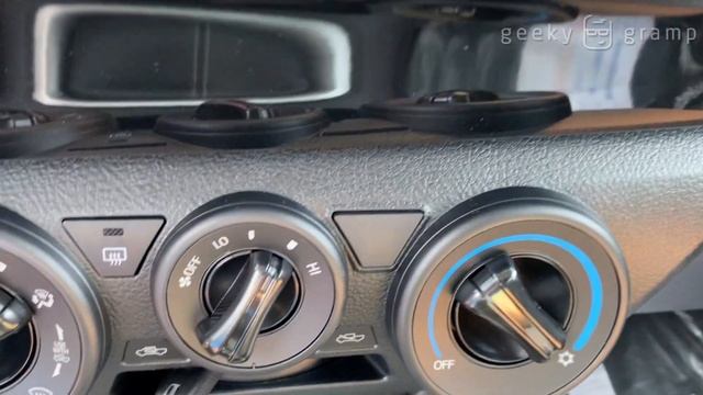 Toyota Hilux E - Exterior and Interior смотреть онлайн