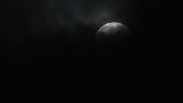 ? Луна в облаках. Полнолуние HD / Full Moon HD FREE background video footage смотреть онлайн