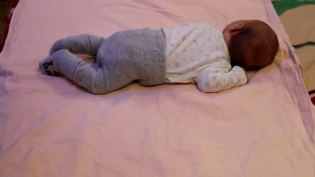 КАК ПЕРЕВЕРНУТЬ РЕБЕНКА НА ЖИВОТ И С ЖИВОТА НА СПИНУ смотреть онлайн