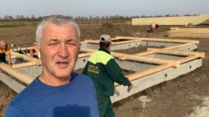 Первый венец сруба. Укладка первого венца бани. Первый венец сруба на фундаменте. ПСК Рубим Дом