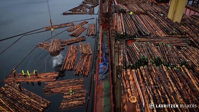 Eva Bulker loading logs in Prince Rupert, British Columbia, Canada. смотреть онлайн