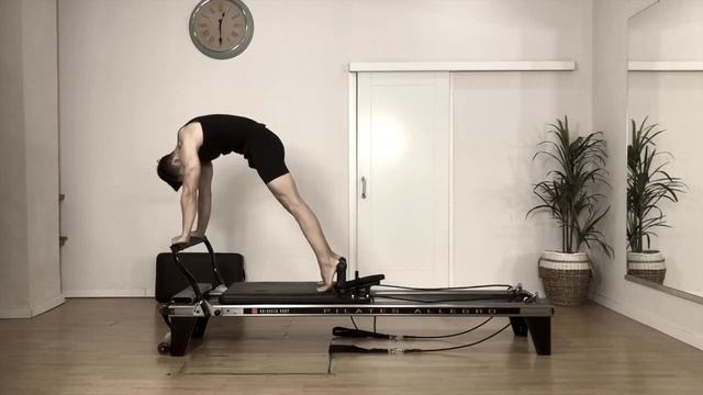 Pilates Reformer avanzado por Pilates Nervión смотреть онлайн