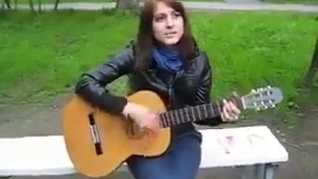 225 Девушка поёт и играет на гитаре,бард Классная песня! смотреть онлайн