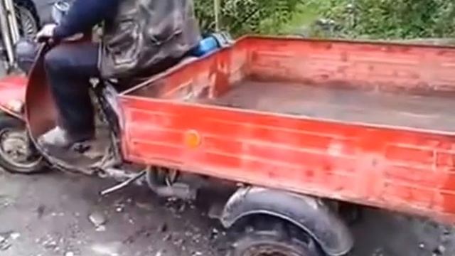 Jokes. Humour. Приколы. The Man Fell From A Motor Scooter. Мужик упал с мотороллера в глубокую яму.