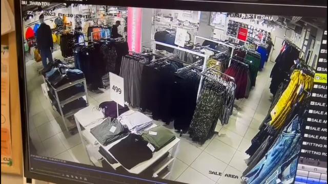 Мужчина вынес из саратовского ТЦ брюки, толстовку и рюкзак. Видео смотреть онлайн