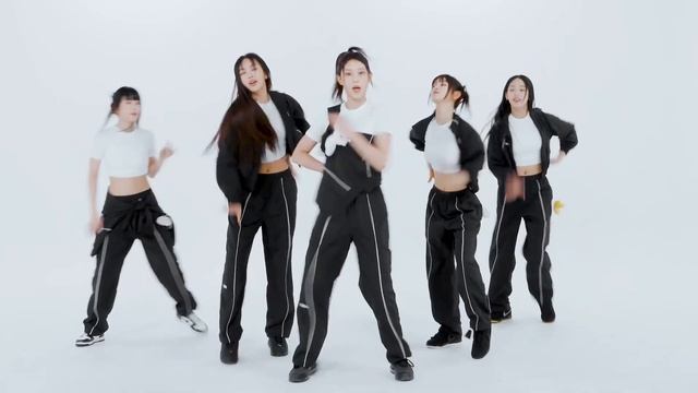 NewJeans - 'Ditto' Dance Practice Mirrored (Clip)