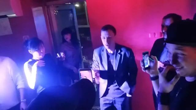 Мужик съел на спор таракана! смотреть онлайн